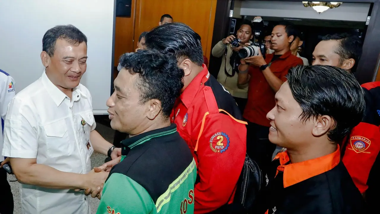 Gubernur Ahmad Luthfi saat terima perwakilan buruh di Hari Buruh internasional. (Foto: Liputan6.com/ Felek Wahyu)