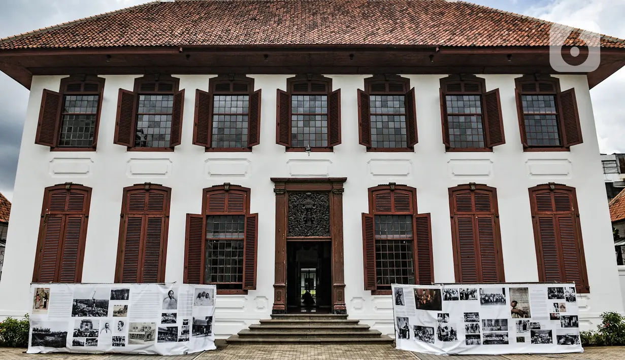 <p>Koleksi foto arsip tentang sejarah Indonesia pada pameran Indonesia Bergerak 1900-1942 (Revamped) di Gedung Arsip Nasional Jakarta, Selasa (15/12/2020). Pameran menceritakan kiprah bangsa Indonesia serta para tokoh dalam masa pergerakan nasional hingga jelang kemerdekaan. (merdeka.com/Iqbal Nugroho)</p>