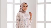 Midi Dress Muslim Kombinasi Linen Nyaman untuk Sehari-hari (AI)