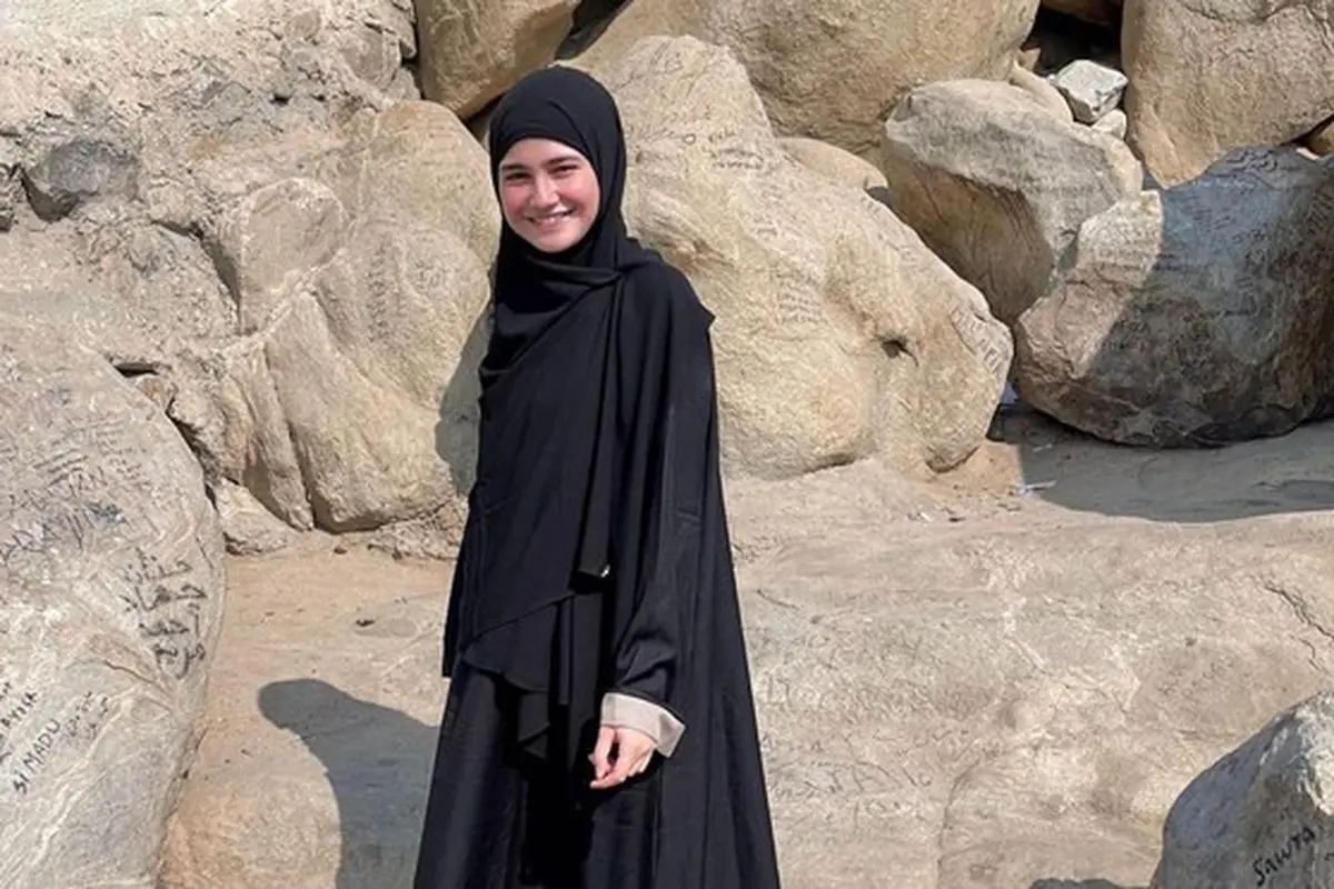 7 Potret Syifa Hadju Jalani Ibadah Umroh, Penampilan Bercadarnya Curi Perhatian