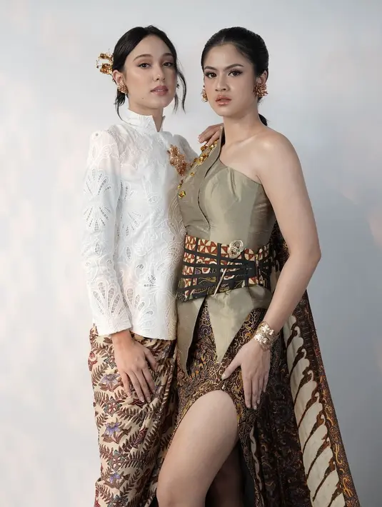 Tak hanya bros, Yasmin Napper lengkapi outfitnya dengan anting dan headpiece kuningan. [@yasminnapper]