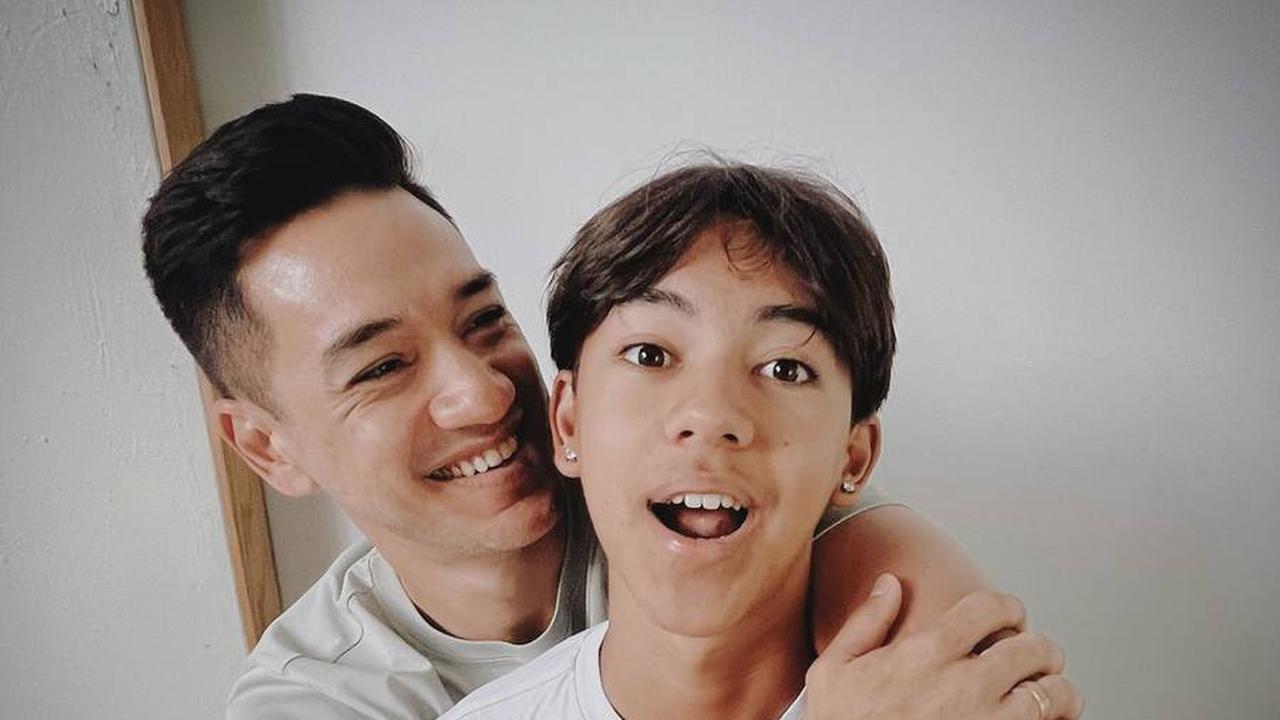 Sama-sama Ganteng & Punya Perut Bak Roti Sobek, Potret Andrew White dan Sang Putra yang Selalu Curi Perhatian