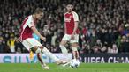 Pemain Arsenal, Martin Odegaard mencetak gol dari luar kotak penalti pada laga Grup B Liga Champions 2023/2024 melawan PSV Eindhoven di Emirates Stadium, London, Kamis (21/09/2023) dini hari WIB. (AP Photo/Kin Cheung)