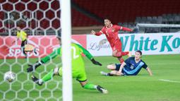 Pemain Timnas Indonesia U-20, Resa Aditya melepaskan tendangan saat melawan Guatemala pada laga mini turnamen di Stadion Utama Gelora Bung Karno (SUGBK), Senayan, Jakarta, Selasa (21/2/2023). (Bola.com/M Iqbal Ichsan)