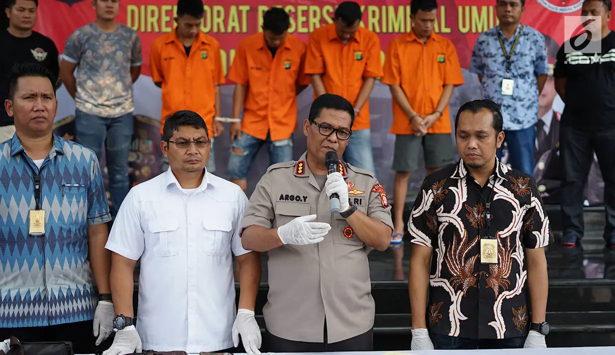 Kabid Humas Polda Metro Jaya Kombes Pol Argo Yuwono saat rilis kasus pencurian kendaraan dengan pemberatan di Jakarta, Jumat (3/5/2019). Subdit 4 Jatanras Ditreskrimum PMJ berhasil mengungkap kasus pencurian kendaraan bermotor dengan menangkap enam orang tersangka. (Liputan6.com/Immanuel Antonius)