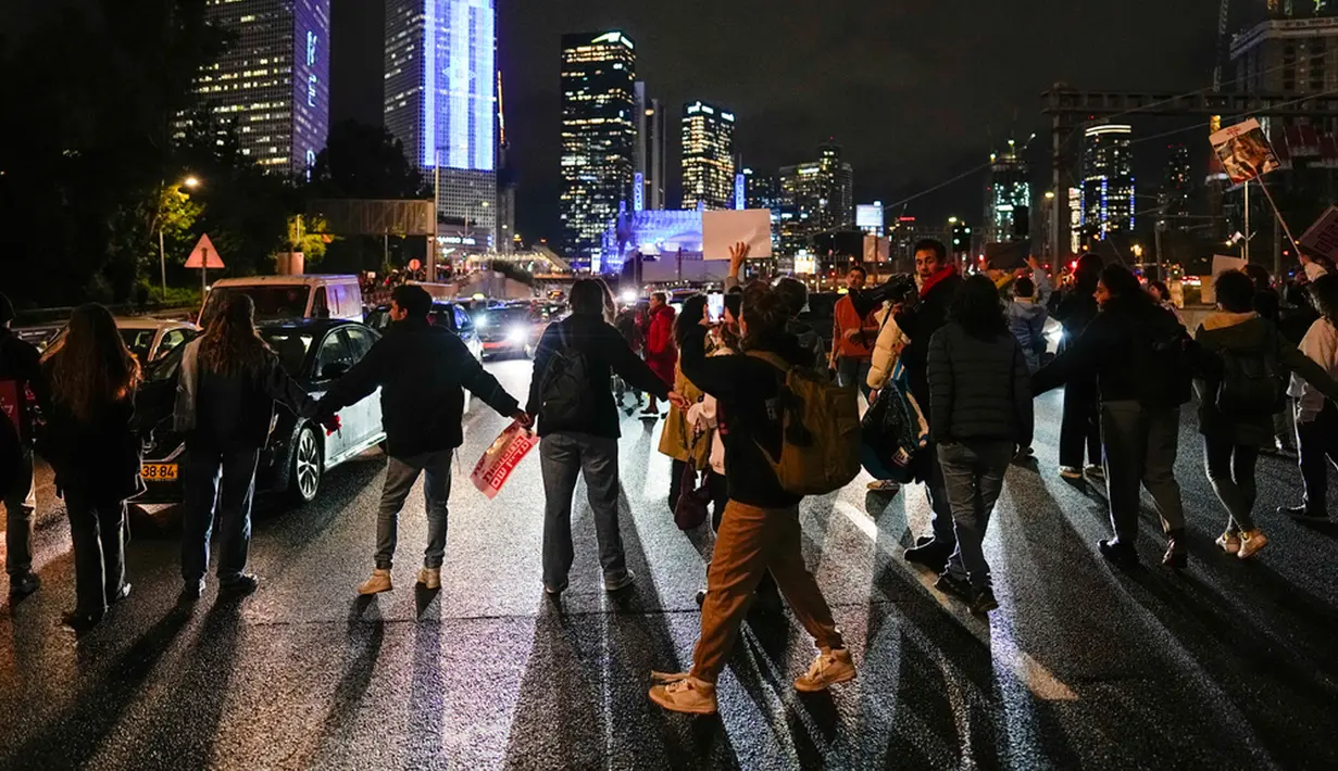 Aksi massa itu merupakan wujud ketidaksenangan terbaru terhadap pemerintah yang dilakukan oleh keluarga para sandera dan pendukung mereka. (AP Photo/Ohad Zwigenberg)