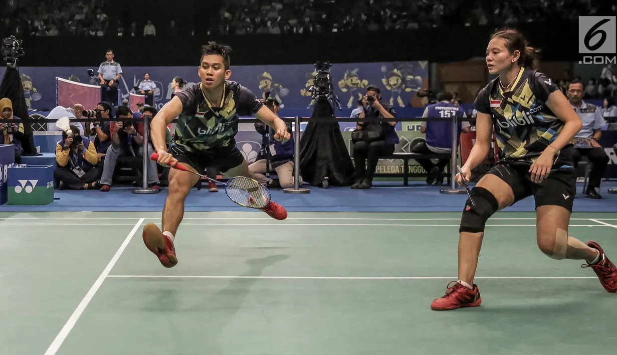 Ganda Campuran Indonesia, Alfian Eko Prasetya/Annisa Saufika beraksi saat melawan Kenta Kazuno/Ayane Kurihara (Jepang) di laga pertama Indonesia Open 2017 di Jakarta, Selasa (13/6). Alfian/ Annisa unggul dengan skor 21-21. (Liputan6.com/Faizal Fanani)