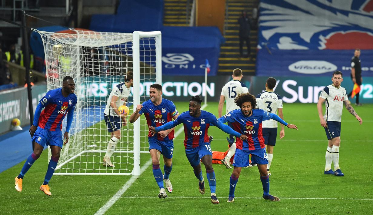 Para pemain Crystal Palace merayakan gol penyeimbang 1-1 yang dibuat gelandang Jeffrey Schlupp (tengah) ke gawang Tottenham Hotspur dalam laga lanjutan Liga Inggris 2020/21 pekan ke-12 di Selhurst Park Stadium, Minggu (13/12/2020). Palace bermain imbang 1-1 dengan Tottenham. (AFP/Glyn Kirk/Pool)