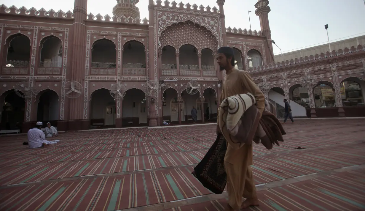 Jutaan Muslim di seluruh dunia, termasuk di Pakistan, mendapatkan kesempatan istimewa untuk melaksanakan ibadah itikaf mulai  Selasa, 11 April, yang menandai tanggal 20 Ramadhan. (AP Photo/Muhammad Sajjad)