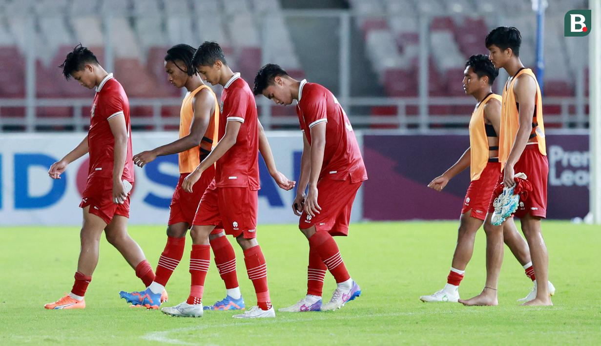 Pemain Timnas Indonesia U-20 tertunduk lesu setelah ditaklukkan Guatemala pada laga turnamen mini di Stadion Utama Gelora Bung Karno (SUGBK), Selasa (21/2/2023). Indonesia menyerah 0-1 dari Guatemala. (Bola.com/M Iqbal Ichsan)