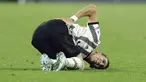 Pemain Juventus, Di Maria, meringis kesakitan saat melawan Napoli pada laga Liga Italia di Stadion  Diego Armando Maradona, Naples, (13/1/2023). Juventus resmi mendapatkan hukuman dari Federasi Sepak Bola Italia (FIGC). Bianconeri dihukum pengurangan poin hingga 15 poin di Serie A Liga Italia 2022/2023. (Alessandro Garofalo/LaPresse via AP)