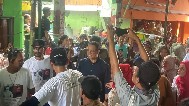 Mantan calon presiden 2024-2029 nomor urut 1, Anies Baswedan saat menyambangi Kampung Muara Baru Penjaringan, Jakarta Utara, Minggu (19/5/2024).