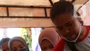Warga membeli minyak goreng seusai mengikuti vaksinasi covid-19 di kawasan Tanah Tinggi, Kota Tangerang, Jumat (4/3/2022). Pemkot Tangerang mengadakan operasi pasar minyak dan daging murah bagi warga yang melaksanakan vaksin covid-19 di lokasi. (Liputan6.com/Angga Yuniar)