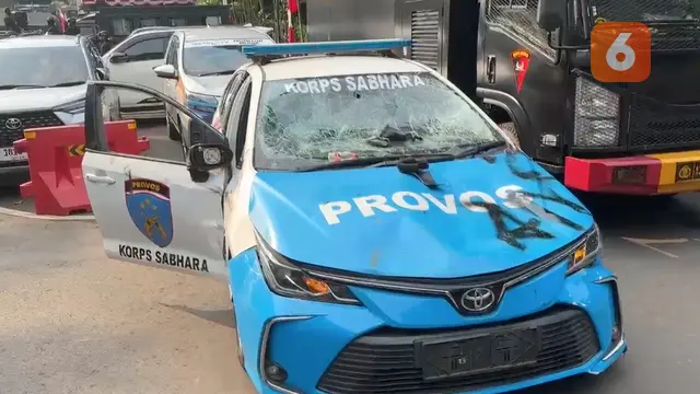 mobil provost diamuk massa demo polda metro