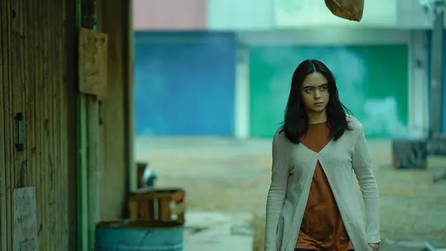 Yasamin Jasem dalam film Khanzab karya sineas Anggy Umbara memerankan tokoh Rahayu. (Foto: Dok. Dee Company)