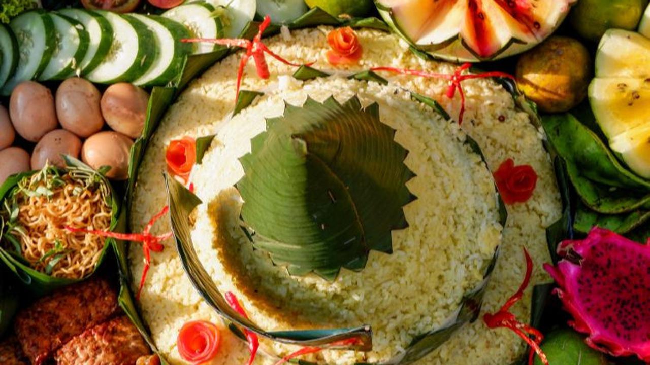 Tempatkan tumpeng kemerdekaan di tengah sajian, agar bisa menyampaikan pesan mendalam di Hari Kemerdekaan Republik Indonesia.