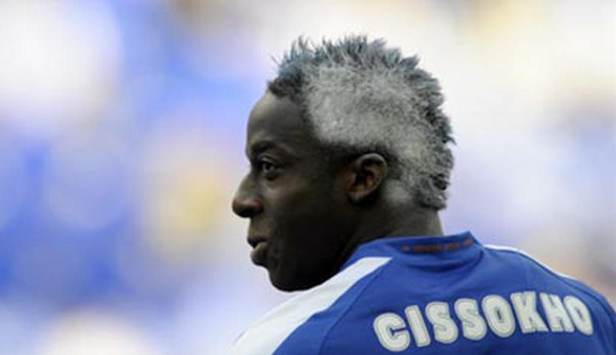FC Porto's player Aly Cissokho celebrates with his hair painted, the victory in the Portuguese league title 2009 before the Portuguese First league football match against SC Braga at the Dragao Stadium on May 24, 2009. AFP PHOTO/MIGUEL RIOPA 
