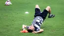 <p>Pelatih Timnas Indonesia, Shin Tae-yong dalam sesi latihan perdana Timnas Indonesia di Lapangan B Gelora Bung Karno, Senayan, Jakarta, Selasa (28/5/2024) jelang menghadapi serangkaian laga uji coba dan kualifikasi Piala Dunia 2026. (Bola.com/Bagaskara Lazuardi)</p>