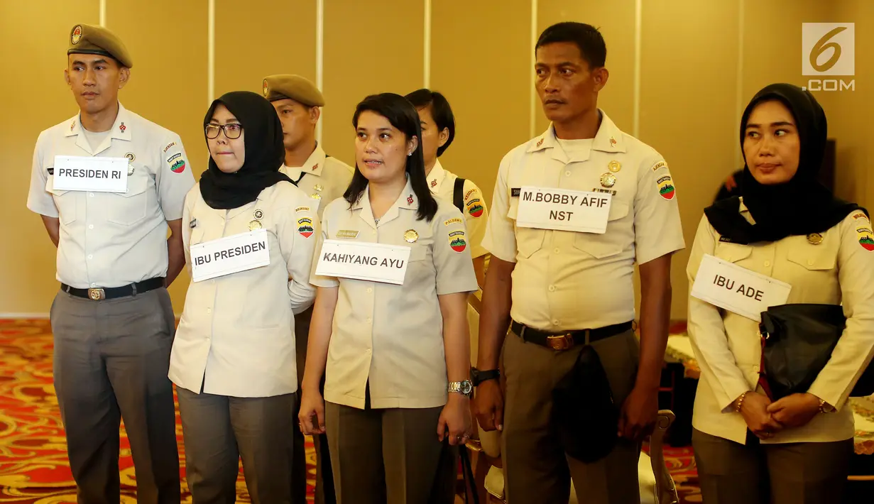 Pegawai daerah setempat mengikuti geladi resik kirab ngunduh mantu Kahiyang-Bobby di Medan, Rabu (22/11). (Liputan6.com/Johan Tallo)