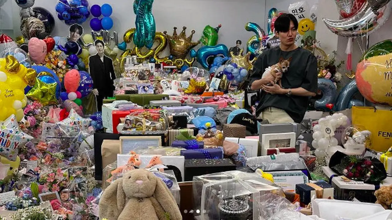Hadiah yang diterima Lee Min Ho memenuhi ruangan.