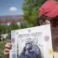 Gambar gorila Harambe yang dikenang setelah ditembak mati akibat anak tiga tahun jatuh ke kandangnya di Cincinnati Zoo & Botanical Garden.(AP/John Minchillo, File)