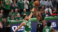 Duet pemain Boston Celtics Jayson Tatum dan Jaylen Brown menjaga bintang Brooklyn Nets Kevin Durant pada play-off NBA (AFP)