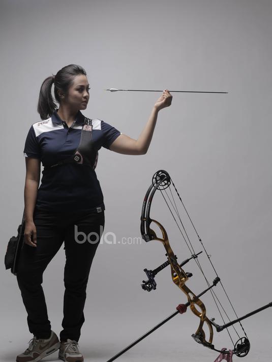Berkat ketekunannya sejak kecil, Dellie Threesyadinda, kini mampu mengikuti langkah orang tuanya menjadi pepanah profesional dengan sederet prestasi. (Bola.com/Vitalis Yogi Trisna)