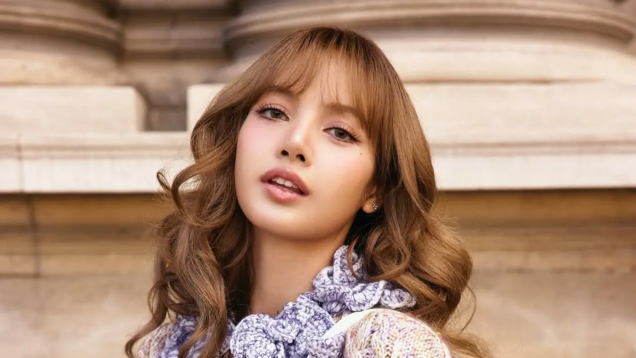 Potret Lisa BLACKPINK Tampil Bak Barbie Modern di Louis Vuitton Paris Fashion Week