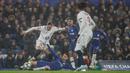 Pemain Chelsea Jorginho (kedua kiri) menghalau pemain Lille Yusuf Yazici (kiri) pada pertandingan Grup H Liga Champions di Stadion Stamford Bridge, London, Inggris,  Selasa (10/12/2019). Chelsea menang 2-1 dan lolos ke babak 16 besar Liga Champions. (AP Photo/Thanassis Stavrakis)