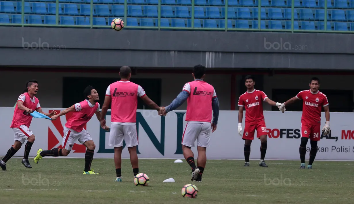 Aksi para pemain Persija Jakarta melakukan sesi latihan di Stadion Patriot Bekasi, Sabtu (11/11/2017). Latihan tersebut jelang melawan Bhayangkara FC. (Bola.com/Nicklas Hanoatubun)