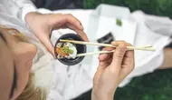 Cara Makan dengan Sumpit yang Benar untuk Pemula, Lengkap Teknik dan Etikanya