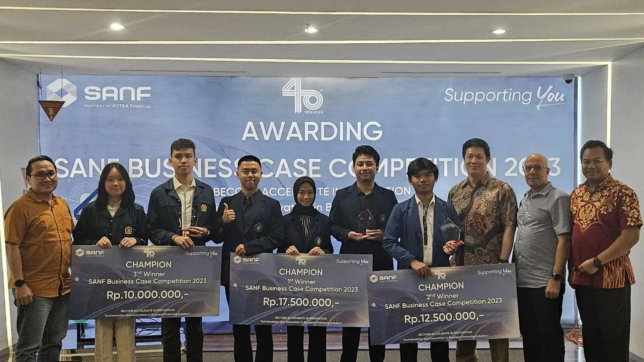 Para pemenang Business Case Competition Mahasiswa se-Indonesia yang digelar oleh Surya Artha Nusantara Finance. (Istimewa)