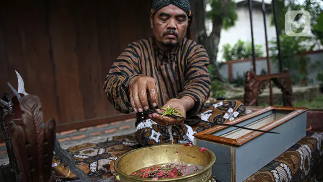 Melihat Ritual Mandikan Keris di TMII