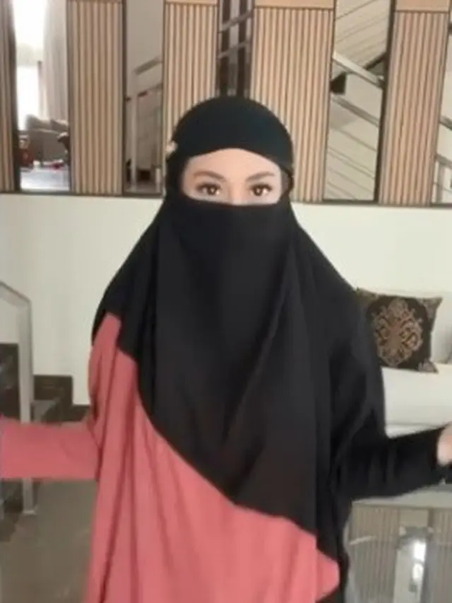 6 Potret Gaya Celine Evangelista Pakai Cadar Ini Jadi Sorotan