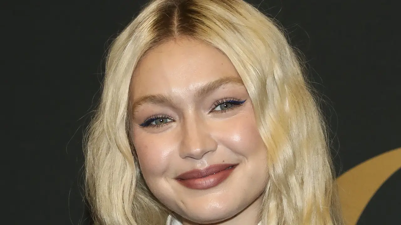 Gigi Hadid Tampil Stylish di WWD Honors Awards 2022