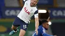 Gelandang Tottenham Hotspur, Eric Dier berebut bola dengan gelandang Everton, Alex Iwobi pertandingan lanjutan Liga Inggris di Goodison Park di Liverpool, Inggris, Sabtu (17/4/2021). Everton bermain imbang atas Tottenham 2-2. (AP Photo/Jon Super, Pool)