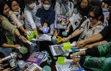 FOTO: Aksi Fans K-Pop Ramai-Ramai Geruduk Istana, Tolak PPN 12 Persen yang Bikin Tiket Konser Naik