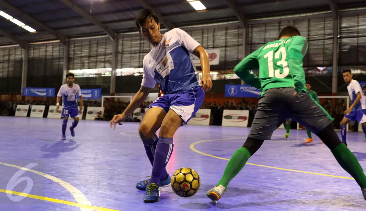 Pemain Timnas Futsal Indonesia, Ardiansyah (kanan) mencoba menghalangi pemain IPC Pelindo II saat laga uji coba di Jakarta, Minggu (15/1). Timnas Futsal Indonesia akan melakoni laga piala AFF 2017, akhir Januari. (Liputan6.com/Helmi Fithriansyah)