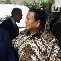 Presiden terpilih, Prabowo Subianto (kanan) bersama Ketua Umum Partai Nasional Demokrat (Nasdem), Surya Paloh usai pertemuan di jalan Kertanegara, Jakarta, Kamis (25/4/2024). (Liputan6.com/Herman Zakharia)
