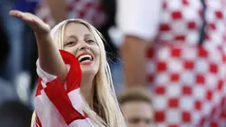 Fans cantik Kroasia memberikan dukungan saat timnya melawan Portugal pada babak 16 besar Piala Eropa di Stade Bollaert-Delelis, Lens, Prancis, (25/6/2016).  (REUTERS/Carl Recine)