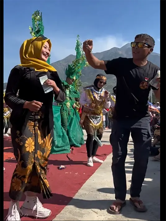 Novi Listiana tampak masih luwes saat joged. Tampak seorang pria memberikan saweran untuk Novi.  "Di Sawer Di Karnaval," tulis Novi membagikan video singkatnya. [Instagram/novilisty_]