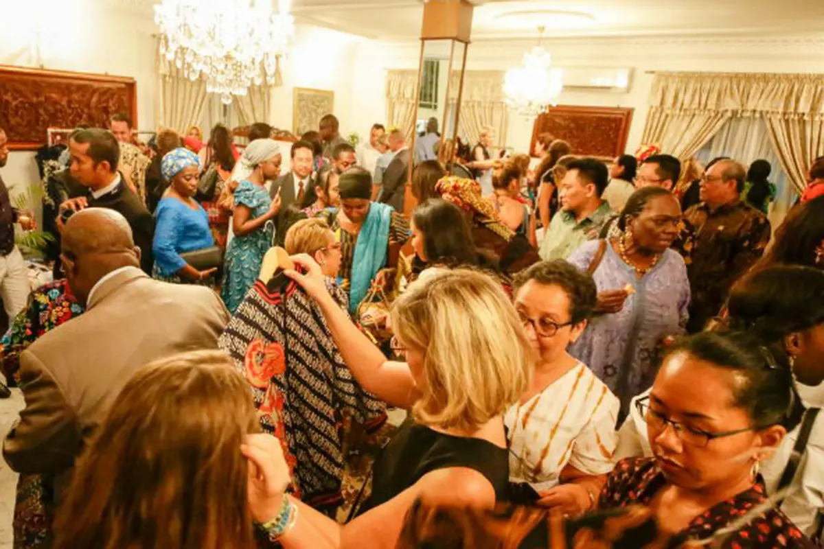 Para pengunjung Festival Budaya Indonesia di Senegal yang sedang berburu batik