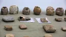 Barang antik yang dikembalikan ke Irak oleh museum swasta di Lebanon dipajang di Museum Nasional Irak di ibu kota Baghdad (8/2/2022). Pengembalian Barang antik tersebut sebagai bagian dari upaya luas untuk memulihkan barang antik yang dijarah selama bertahun-tahun perang. (AFP/Sabah Arar)