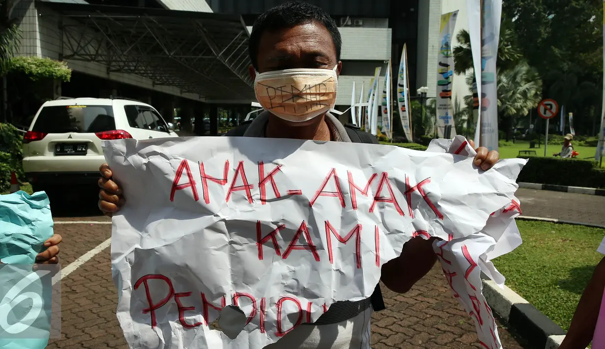 Seorang pengunjuk rasa saat melakukan aksi unjuk rasa di KHLK, Jakarta, Jumat (9/9). Mereka menuntut PT. Musi Hutan Persada (MHP) kepada KLHK karena menggusur pemukiman dan Ladang Perkebunan warga di sana. (Liputan6.com/Johan Tallo)