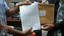Koalisi anti katebelece DPR menunjukkan dokumen saat melaporkan Wakil Ketua DPR RI Fadli Zon dan anggota DPR RI Rachel Maryam ke MKD DPR, Kamis (30/6). Keduanya telah menyalahgunakan jabatan publiknya untuk kepentingan pribadi. (Liputan6.com/Johan Tallo)