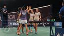 Pebulu Tangkis Indonesia, Nitya Krishinda M dan Greysia Polii bersalaman dengan pebulu tangkis Eva LEE dan Paula Lynn usai bertanding di BCA Indonesia Open Superseries Premier 2015 di Jakarta, Selasa (3/6/2015). (Liputan6.com/Herman Zakharia)