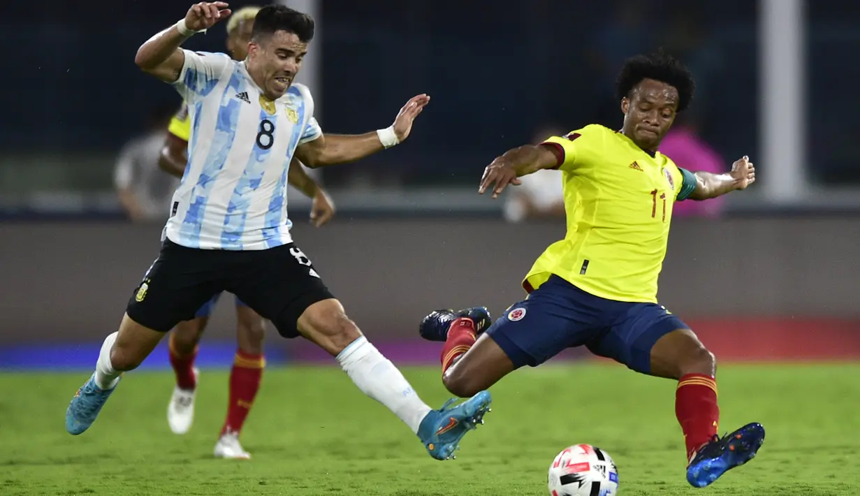 Pemain Kolombia Juan Guillermo Cuadrado (kanan) dan pemain Argentina Marcos Acuna berebut bola pada laga Kualifikasi Piala Dunia 2022 Zona Conmebol di Estadio Mario Alberto Kempes di Cordoba, Argentina, Rabu (2/2/2022). Argentina menang tipis atas Kolombia 1-0.  (AP Photo/Gustavo Garello)