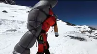 Gelje Sherpa, seorang pemandu di Gunung Everest. Ia menyelamatkan pria Malaysia yang nyaris meninggal saat mendaki Everest. Dok: Instagram @gelje_sherpa_