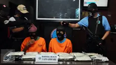 Dua tersangka jaringan pengedar narkotika jenis sabu diperlihatkan saat rilis di Jakarta, Senin (27/3). BNN menangkap dua tersangka pengedar narkotika jaringan internasional dengan barang bukti sabu 11.076 gram. (Liputan6.com/Helmi Fithriansyah)