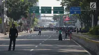 Polisi menyiapkan tameng untuk menutup jalan menuju Gedung Mahkamah Konstitusi (MK), Jakarta, Kamis (27/6/2019). Puluhan ribu personel TNI-Polri dikerahkan guna mengamankan sidang pembacaan putusan hasil sengketa pilpres 2019 serta melakukan penutupan jalan menuju Gedung MK (merdeka.com/Imam Buhori)